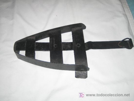 Antig&uuml;edades: ANTIGUA PLANCHA DE CARBON CON SU BASE - Foto 2
