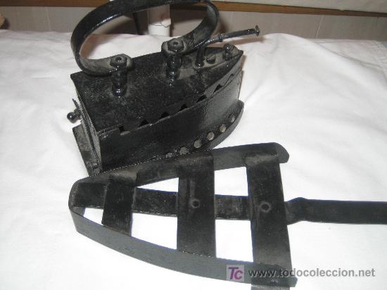Antig&uuml;edades: ANTIGUA PLANCHA DE CARBON CON SU BASE - Foto 3