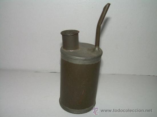 Antig&uuml;edades: ANTIGUA ACEITERA DE LATA. - Foto 1