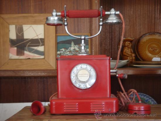 Tel&eacute;fonos: ANTIGUO TEL&Eacute;FONO DE HIERRO, PINTADO DE ROJO. ALTURA: 34.5 CMS. BASE: 14.5 X 21.