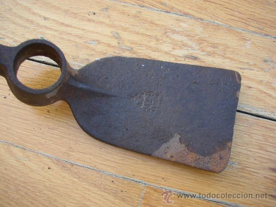 Antig&uuml;edades: Pequep&ntilde;a azadida de forja con marca de herrero 18 cms - Foto 1