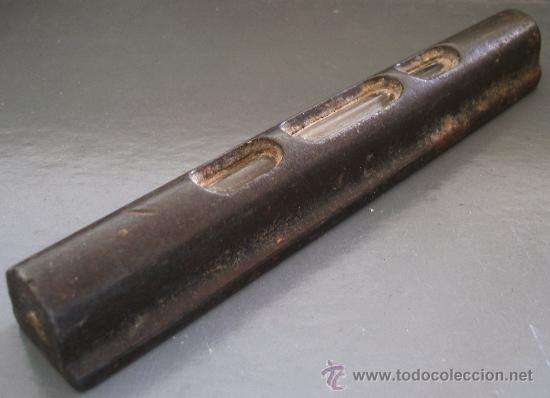Antig&uuml;edades: nivel de hierro de 15cm de largo - Foto 2
