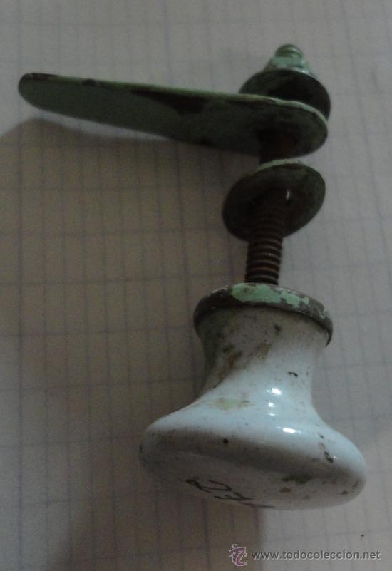 Antig&uuml;edades: Tirador de porcelana - Foto 1