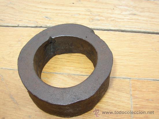 Antig&uuml;edades: Antigua pieza de forja para el eje del carro 8cms interior 5,5 cms - Foto 1