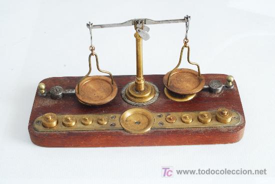 Antig&uuml;edades: Balanza en lat&oacute;n y madera de caoba. - Foto 1