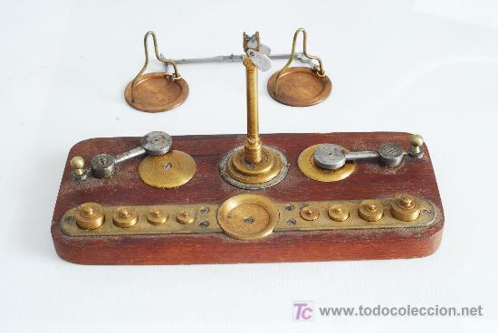 Antig&uuml;edades: Balanza en lat&oacute;n y madera de caoba. - Foto 3