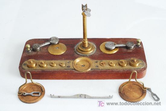 Antig&uuml;edades: Balanza en lat&oacute;n y madera de caoba. - Foto 4