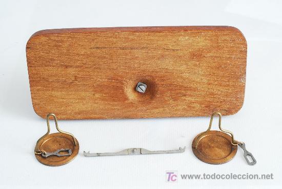 Antig&uuml;edades: Balanza en lat&oacute;n y madera de caoba. - Foto 6