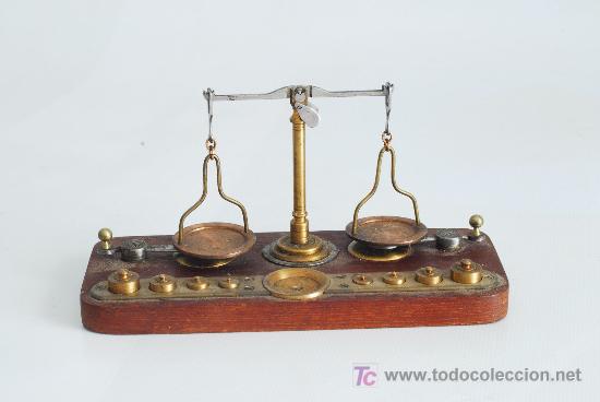 Antig&uuml;edades: Balanza en lat&oacute;n y madera de caoba. - Foto 2