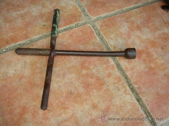 Antig&uuml;edades: Antigua llave de tuercas - Foto 1