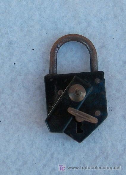 Antig&uuml;edades: candado 7 cm de alto, con llave hueca original funcionando - Foto 2