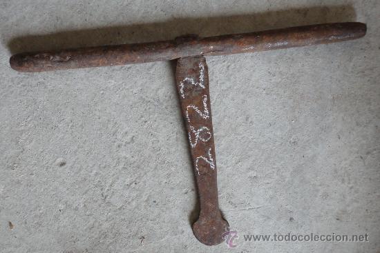 Antig&uuml;edades: Cerrojo de forja de 30 cm - Foto 1