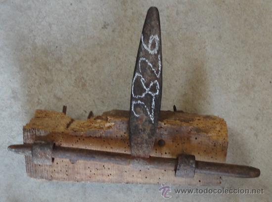 Antig&uuml;edades: Cerrojo de forja de 23 cm - Foto 1