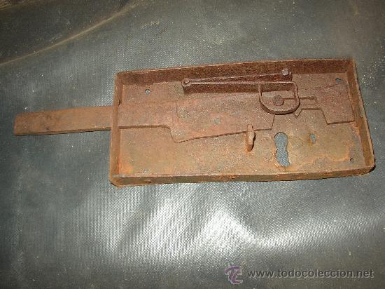 Antig&uuml;edades: Vieja cerradura de puerta 24x12cms - Foto 2