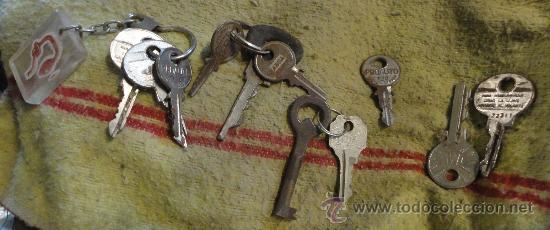 Antig&uuml;edades: Lote de 11 llaves y llavero - Foto 1