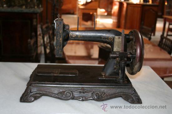 Antig&uuml;edades: M&Aacute;QUINA DE COSER DE 1800 REF.4750 - Foto 1