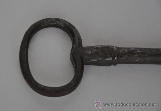 Antig&uuml;edades: Antigua llave de forja. - Foto 3