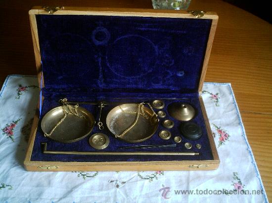 Antig&uuml;edades: B&Aacute;SCULA DE FARMACIA EN SU CAJA DE MADERA - Foto 1