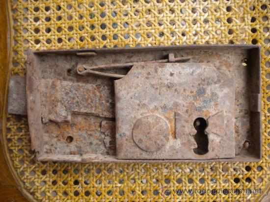 Antig&uuml;edades: CERRADURA SIN LLAVE 24X12 - Foto 1