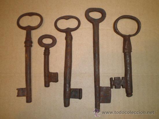 Antig&uuml;edades: LOTE DE 5 ANTIGUAS LLAVES - Foto 1