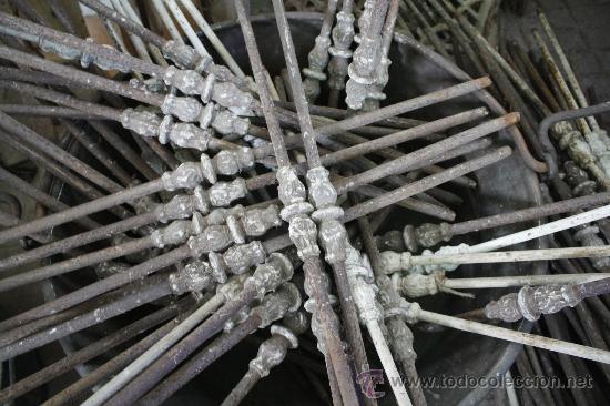 Antig&uuml;edades: ANTIGUOS BARROTES DE HIERRO CON MOTIVO DECORATIVO DE PLOMO EN EL CENTRO. PESAN 1860 GRS. CADA UNO Y