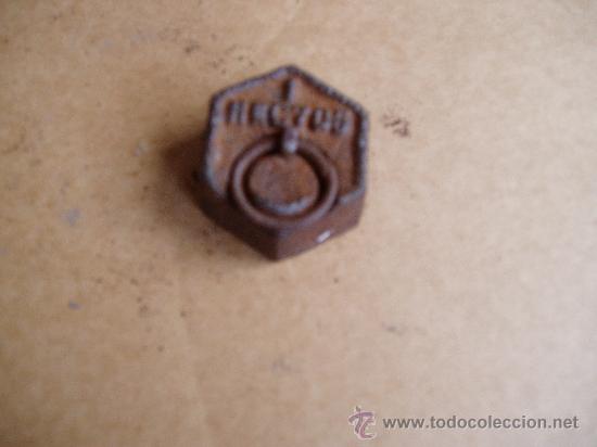 Antig&uuml;edades: pesa 100 gramos - Foto 1