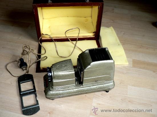 Antig&uuml;edades: ANTIGUO PROYECTOR DE DIAPOSITIVAS MANUAL. MARCA ECLAIR. EN CAJA DE MADERA - Foto 1