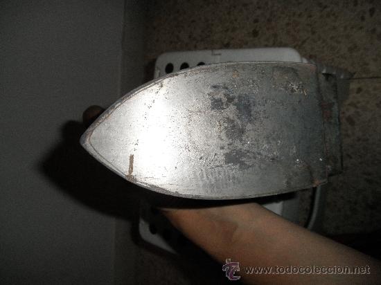 Antig&uuml;edades: plancha electrica sin enchufe, mando de madera - Foto 2