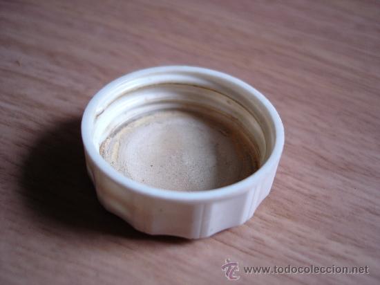 Antig&uuml;edades: tapa de plastico - diametro de la rosca: 32 mm. aprox. - Foto 1
