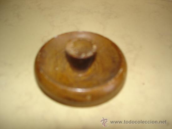 Antig&uuml;edades: tapa de madera con asa - diametro minimo: 42 mm. - Foto 1