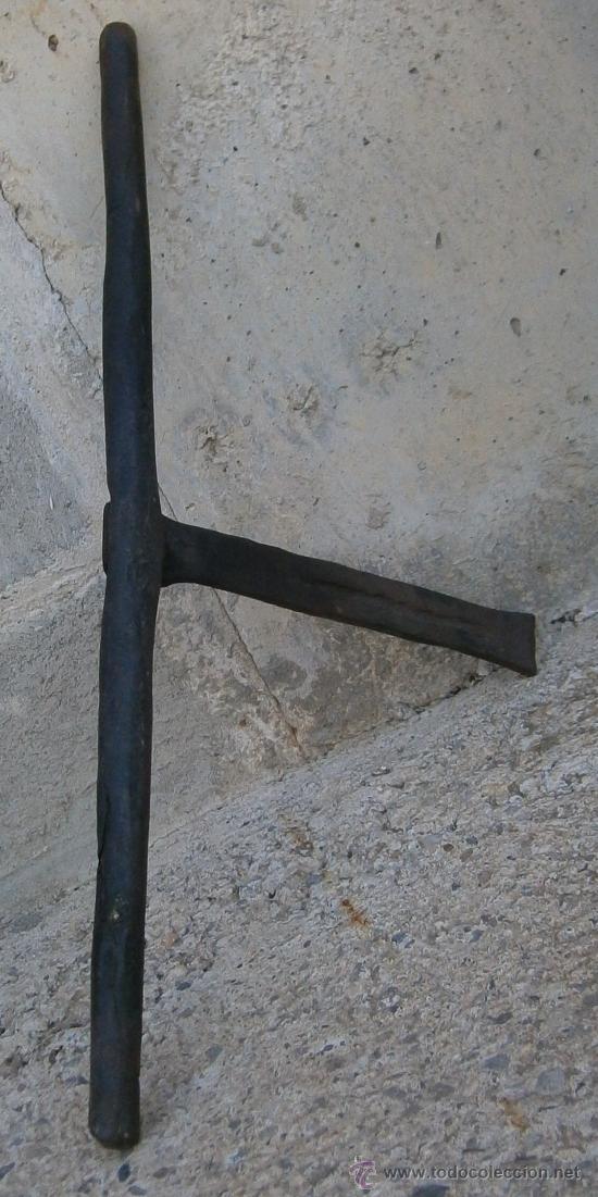 Antig&uuml;edades: Cerrojo de forja de 53 cm. aprox. - Foto 1
