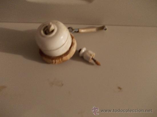Antig&uuml;edades: interruptor antiguo en base de madera y separador porcelana - Foto 1