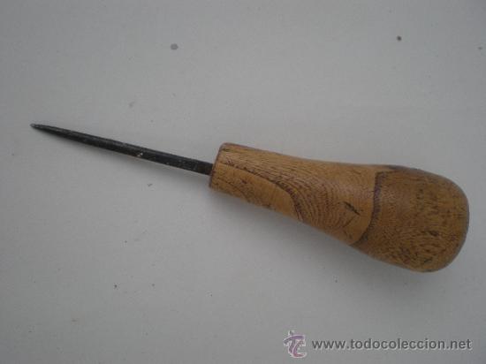 Antig&uuml;edades: ANTIGUO *PUNZON*  DE FORJA CON MANGO DE MADERA - Foto 2