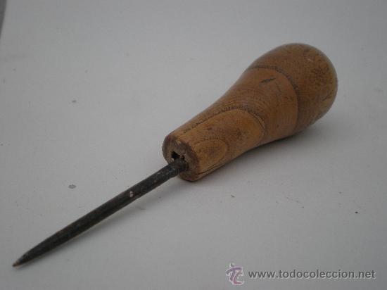 Antig&uuml;edades: ANTIGUO *PUNZON*  DE FORJA CON MANGO DE MADERA - Foto 1