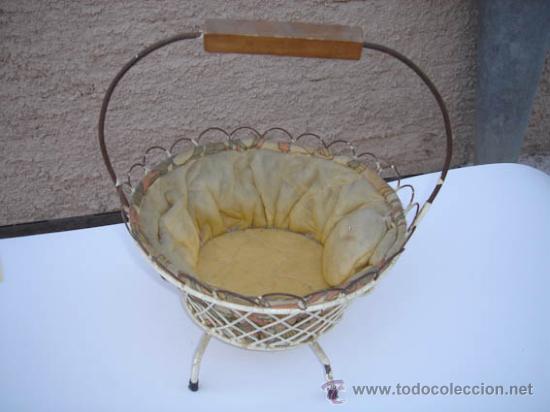 Antig&uuml;edades: Costurero antiguo en forma de cesta. - Foto 1