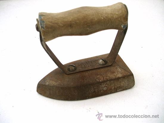 Antig&uuml;edades: mini plancha marca aznar con mango de madera (8x4x7cm aprox) - Foto 1