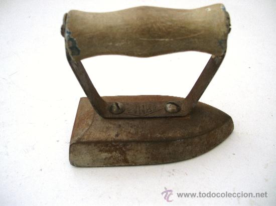 Antig&uuml;edades: mini plancha marca aznar con mango de madera (8x4x7cm aprox) - Foto 2