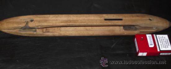 Antig&uuml;edades: ANTIGUA LANZADERA DE TELAR. MADERA. 48 CM. - Foto 1