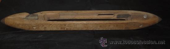 Antig&uuml;edades: ANTIGUA LANZADERA DE TELAR. MADERA. 48 CM. - Foto 2