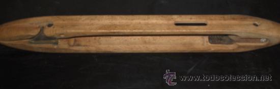 Antig&uuml;edades: ANTIGUA LANZADERA DE TELAR. MADERA. 48 CM. - Foto 3
