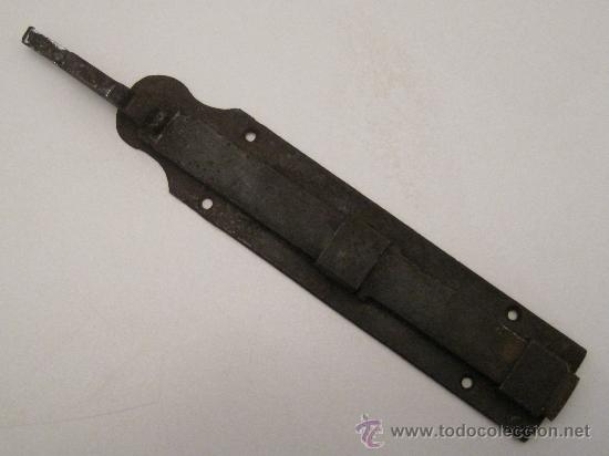 Antig&uuml;edades: ANTIGUO PESTILLO DE FORJA.- 27 CENTIMETROS - Foto 1