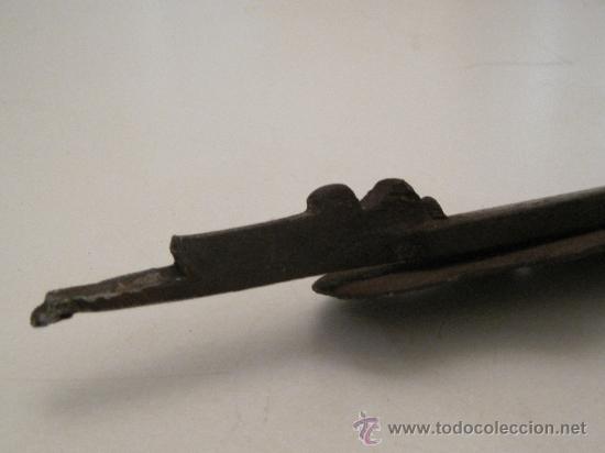 Antig&uuml;edades: ANTIGUO PESTILLO DE FORJA.- 27 CENTIMETROS - Foto 2