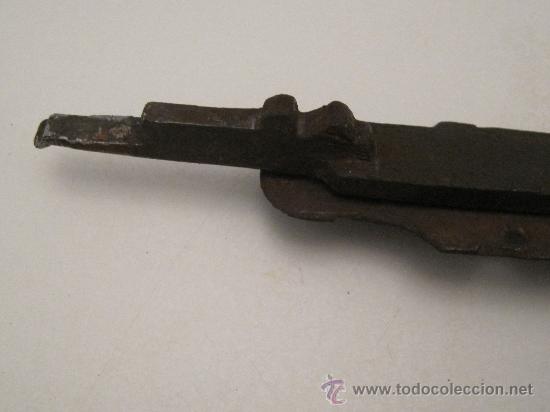 Antig&uuml;edades: ANTIGUO PESTILLO DE FORJA.- 27 CENTIMETROS - Foto 4