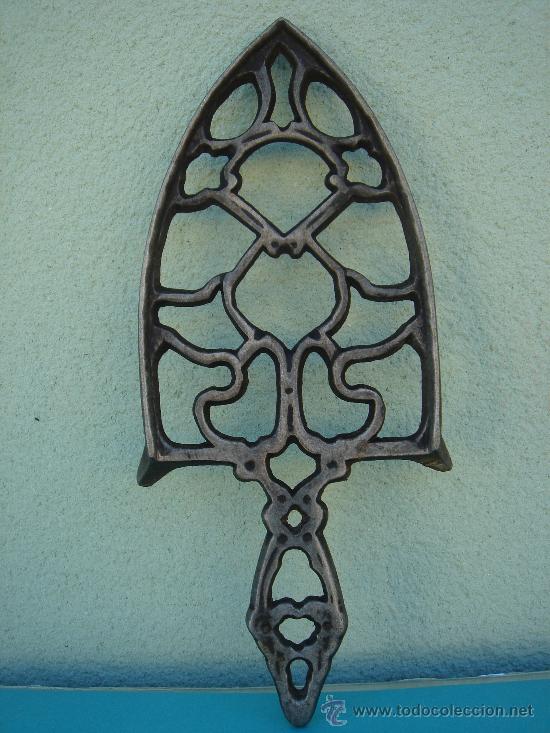 Antig&uuml;edades: BASE PARA PLANCHA ANTIG&Uuml;A EN ESTA&Ntilde;O. DIMENSIONES.- 26X12 CMS. - Foto 1