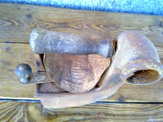 Antig&uuml;edades: ANTIQUISIMA PLANCHA DE HIERRO , QUE FUNCIONABA CON CARBON. - Foto 2