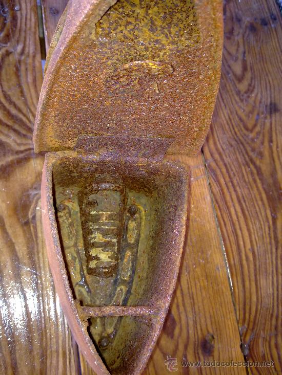 Antig&uuml;edades: ANTIQUISIMA PLANCHA DE HIERRO , QUE FUNCIONABA CON CARBON. - Foto 3