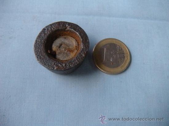 Antig&uuml;edades: ANTIGUA PESA DE HIERRO DE 50 GRAMOS. - Foto 2