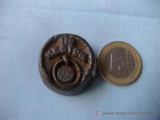 Antig&uuml;edades: ANTIGUA PESA DE HIERRO DE 50 GRAMOS. - Foto 1