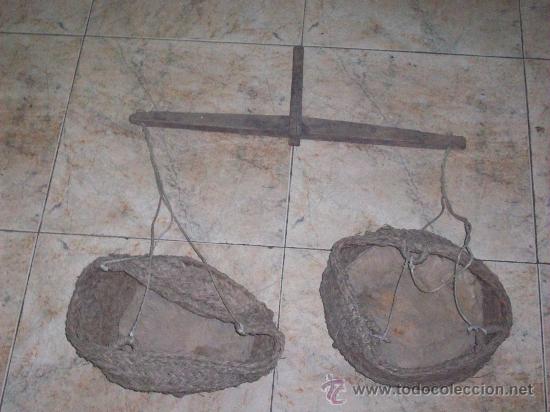 Antig&uuml;edades: BALANZA MANUAL DE MADERA CON CESTOS DE ESPARTO - Foto 1