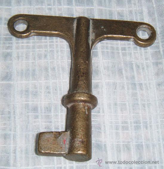 Antig&uuml;edades: llave de bronce antigua - Foto 1